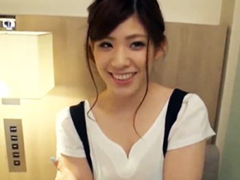 とか言いながら簡単に股を開いてヤっちゃうビッチJD巨乳素人美少女ハメ撮りナンパのエロ動画