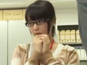 上司にフェラを強要されてオフィスでレイプされるメガネOLOLめがねイラマチオのエロ動画