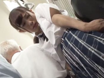 制服姿の美少女JKが変態痴漢男に囲まれての行為で涙目になりながら絶頂女子校生美少女痴漢のアダルトビデオ動画