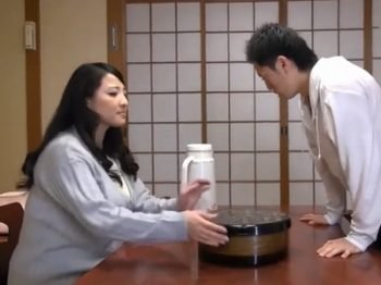 親子水入らずにで温泉へ→誰も邪魔者がいない旅館でエンドレス近親相姦！巨乳人妻熟女中出し近親相姦のアダルト動画