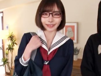 真面目そうに見える彼女の妹に痴女られて中出しパコｗ美少女痴女めがね中出しのアダルト動画