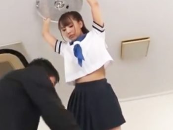 職員室のデスクの上で教師とハメちゃう巨乳JK巨乳女子校生のエロ動画