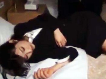 泥酔して歩けないOLを部屋まで送り届けて強姦しちゃうタクシー運転手OL顔射レイプのエロ動画