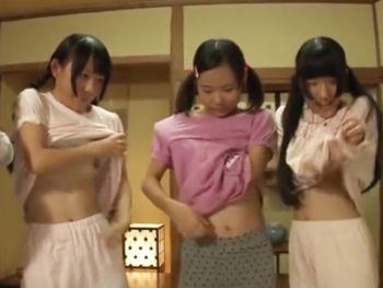 エッチな事に興味津々の童顔童顔女子達が一斉にチンポを襲う！美少女パイパン顔射乱交の無料セックス動画