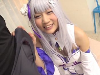 ギンギンチンポを喜ぶ卑猥なエミ〇アとラブラブコスプレパコ美少女コスプレのアダルト動画