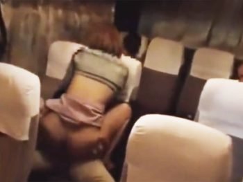 夜間バスで膣内射精された激カワお姉さん！必死に声我慢してる姿がエッロｗお姉さん中出しのエロ動画