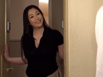 友達のお母さんのオッパイが前から気になっていて…一線を越える！巨乳人妻のアダルト動画