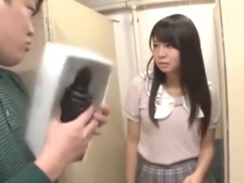盗撮男にトイレでレイプされてしまう美少女JK巨乳女子校生美少女レイプの無料AV