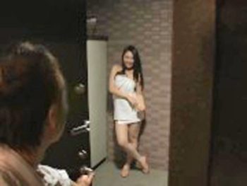 巨乳妻がバスタオル姿で夫の同僚を誘惑して不倫セックス巨乳痴女人妻のエロ動画