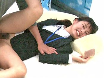 一生懸命なADがマジックミラー号でお披露目SEX美少女OL佐藤カレンのエロ動画