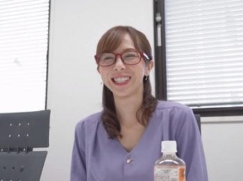 眼鏡が似合う気品あふれる素人妻さんが自らAV応募→洗礼された細身ボディを揺らして不倫パコに勤しむ巨乳素人人妻熟女めがねのアダルト動画