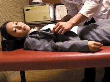 こいつは鬼畜の所業！丸の内OLたちが寝ている間に施術師に犯されて…素人お姉さんOL中出しレイプ盗撮マッサージのアダルト動画
