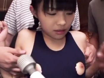 147cm少女は変態男達の格好の標的→色んなプレイでハメられる水着顔射ハメ撮り潮吹きのエロ動画