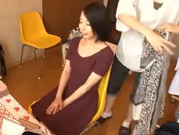 素人妻がイケメンモデルとの写真撮影！発情してそのまま浮気パコ素人人妻顔射の無料アダルト動画