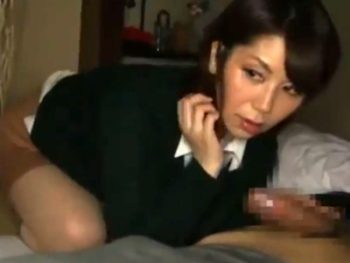 寝ている息子のチンポを夜這いする不貞ママ人妻フェラ近親相姦翔田千里のアダルト動画