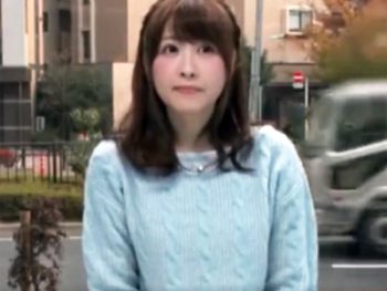 女子アナ志望の真面目そうなJDが原稿を読んでる最中にぶち込み弾丸ピストンｗ素人美少女顔射のアダルト動画