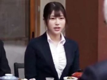 出張先の温泉宿で新人のOLに逆夜這いされ朝から晩までパコ三昧ｗ美少女痴女OL顔射のAV無料...