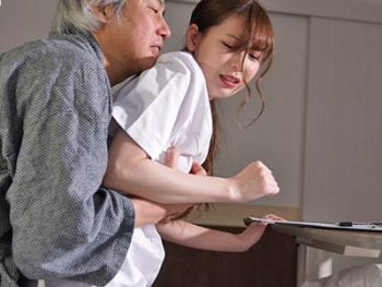枠質な入院患者にレイプされる新人ナース美少女痴女看護婦明里つむぎのエロ動画