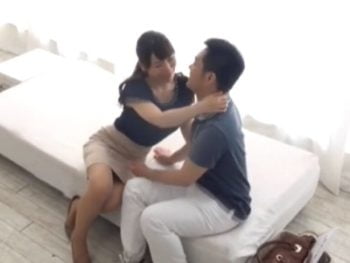 歳の差14歳差！震えるDTくんを優しく包みながら筆おろしするエロ人妻巨乳素人人妻童貞のアダルト動画