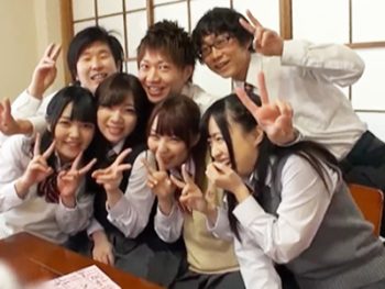 女子〇生なのに酒を飲んで盛り上がって男子と中出し乱交パコ巨乳女子校生美少女中出し乱交のアダルト動画