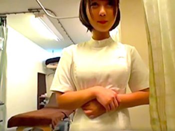 鍼灸院で働くJDが営業前の1時間に店内ハメ巨乳素人美少女のポルノ動画