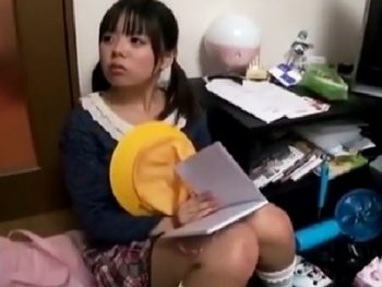 お菓子で小〇生を釣って部屋に呼び込みレイプするヤバいおっさんｗ美少女ロリパイパン中出しハメ撮りレイプのエロ動画