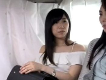 美人なお母さんも娘もそろい踏みの親子丼！感度の良すぎるお母さんが止まらなくなって娘が赤面ｗ巨乳素人美少女人妻3Pのアダルト動画