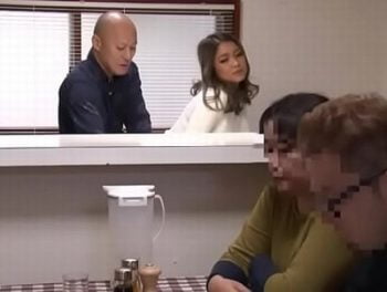 息子の黒ギャル彼女が鬼畜義父に寝取られて→最初は嫌がりながらも徐々に完堕ちオネダリ巨乳ギャル痴女のAV動画