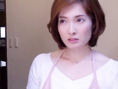 美人妻の華奢な肢体にむしゃぶりつくハゲ親父お姉さん人妻顔射のアダルト動画