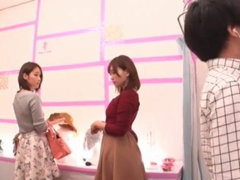 まさかの憑依能力！ショップ店員や巨乳娘に憑依した変態が好き放題レズプレイをする異色もの！お姉さん露出のエロ動画