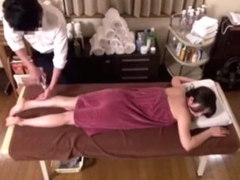 次第に火照る身体を隠し切れなくて…媚薬オイルで馬なり騎乗位素人お姉さんマッサージのアダルト動画