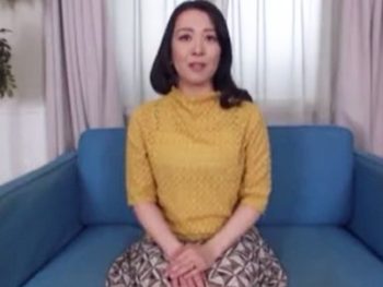 清楚な美魔女妻がフル勃起したデカチンを見せつけられ思わずフェラ抜きｗ素人人妻熟女フェラのアダルト動画