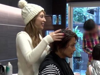 やたらとこっちを見てくるギャル美容師が他の店員の目を盗んで痴女プレイにｗ巨乳ギャル痴女フェラ手コキのアダルト動画