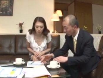 美人妻を狙っている保険営業員！妄想の中で人妻を犯す男なら誰にもある願望ｗ痴女人妻のアダルト動画