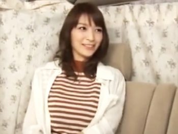 旦那が単身赴任でオナニー三昧の奥様が我慢の限界でナンパ師に中出し許可！素人人妻中出しの無料アダルト動画