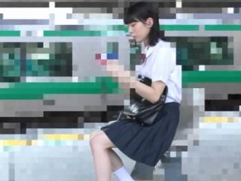 おとなしそうなJKを狙って逆さ撮り→痴漢→強制レイプのフルコース！素人女子校生美少女顔射レイプのアダルト動画