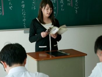 結婚式を控えた女教師が生徒に寝取られる！猿みたいな性欲に腰が砕けるまでピストンされて完堕ちｗ巨乳お姉さん女教師秋山祥子のアダルト動画