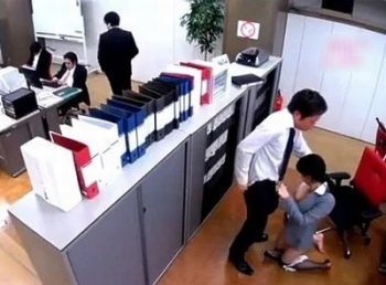 バレたらお互いクビ！死角があれば即挿入するオフィスパコｗ巨乳OLコスプレ盗撮のAV動画