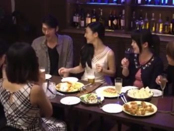 久しぶりの同窓会で人妻になった憧れの女を寝取る…酔いつぶれた旦那が寝ている間にずっとハメたかった欲望爆発！痴女人妻のアダルト動画