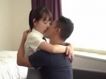 ペチャパイだけど性には積極的なJKがバックピストンで本気のアクメ顔女子校生美少女あべみかこのアダルト動画
