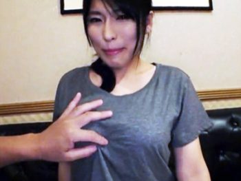 強引な乳揉みに感じてハメ撮り許可しちゃう清楚ビッチな人妻巨乳素人人妻ハメ撮りナンパのエロ動画