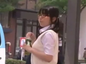 制服姿の童顔JKが痴漢され→抵抗できないままに中出し展開女子校生美少女中出しのエロ動画