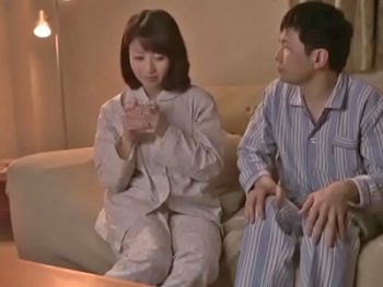 昔から憧れていた母の友人の自慰を目撃し一線を踏み越える息子巨乳熟女オナニーのエロ動画