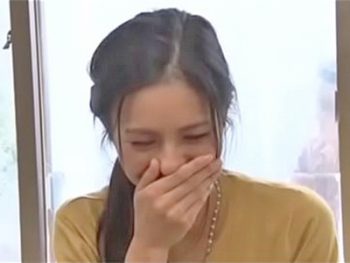 素人妻がマジックミラー越しに旦那を置いて人生初の3Pセックス素人人妻3Pのエロ動画