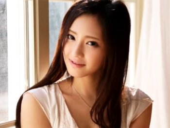 欲情ベロキス性交で唾液と潮まみれになりながら可愛い顔を歪めて悶えイキ！お姉さん水着顔射潮吹き3Pのアダルト動画