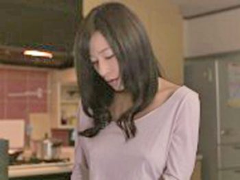 息子の友達のチンポの若さに狂っていくお母さん巨乳人妻のエロ動画