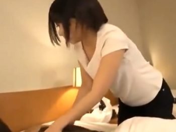 ビジホマッサージ師の胸チラに我慢できずに押し倒しパコ！素人お姉さんマッサージのアダルト動画