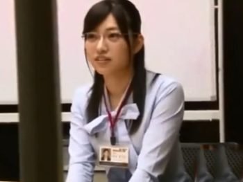 すました顔したメガネOLを巨根イラマでザーメン漬けに！素人お姉さんOLめがね顔射フェライラマチオのアダルト動画