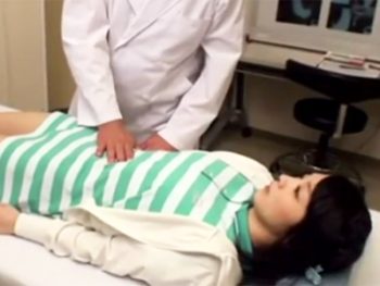 疑うことを知らずに悪徳医者パイパンにされて中出しされてしまった少女‥美少女パイパン中出しレ...