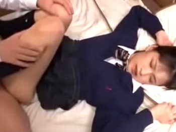 しぶしぶ後輩くんに挿入させてあげたJKが無許可中出しに本気ギレ女子校生美少女中出しのアダルト動画